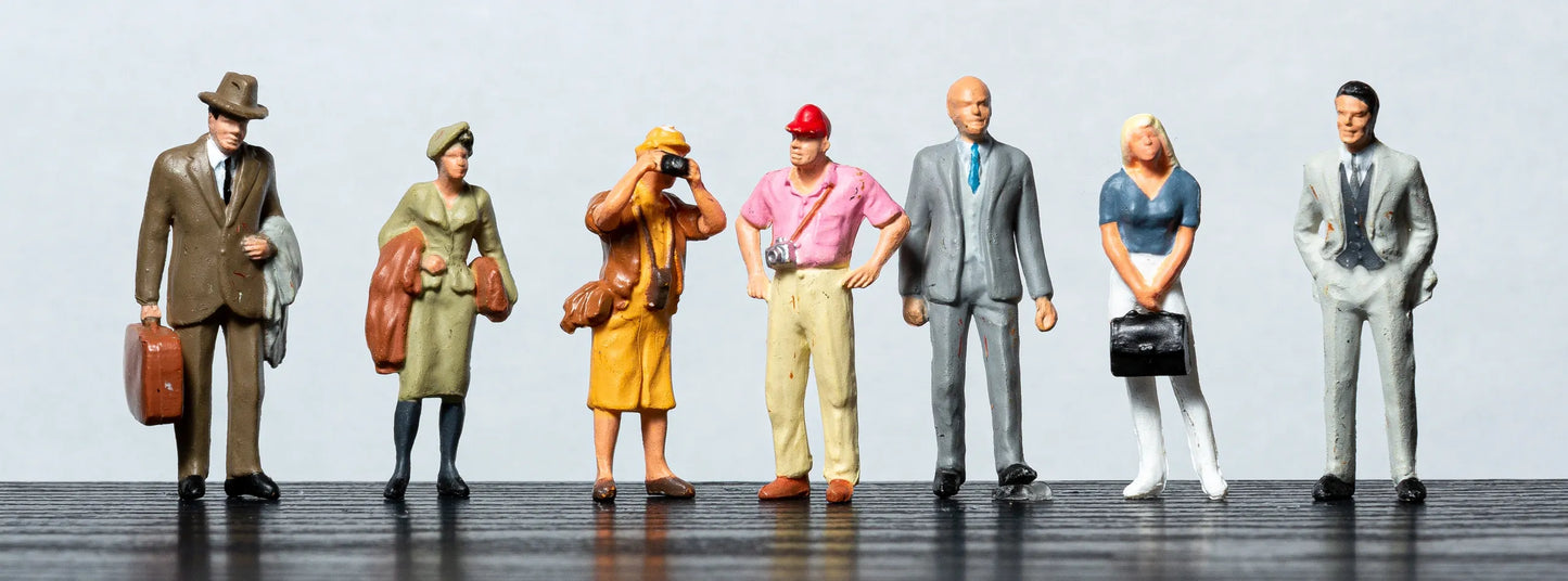 O Scale Standing Tourists and Travelers