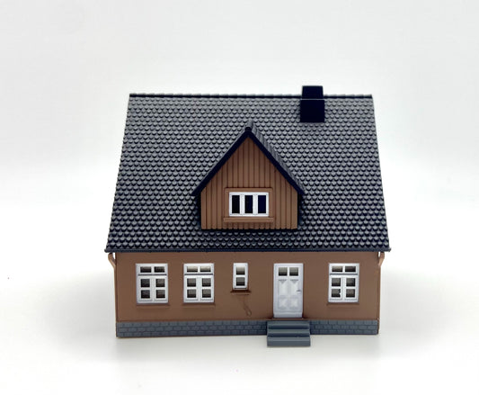 N Scale Cape Cod House Brown with Black Roof