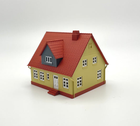 N Scale Cape Cod House Beige with Red Roof