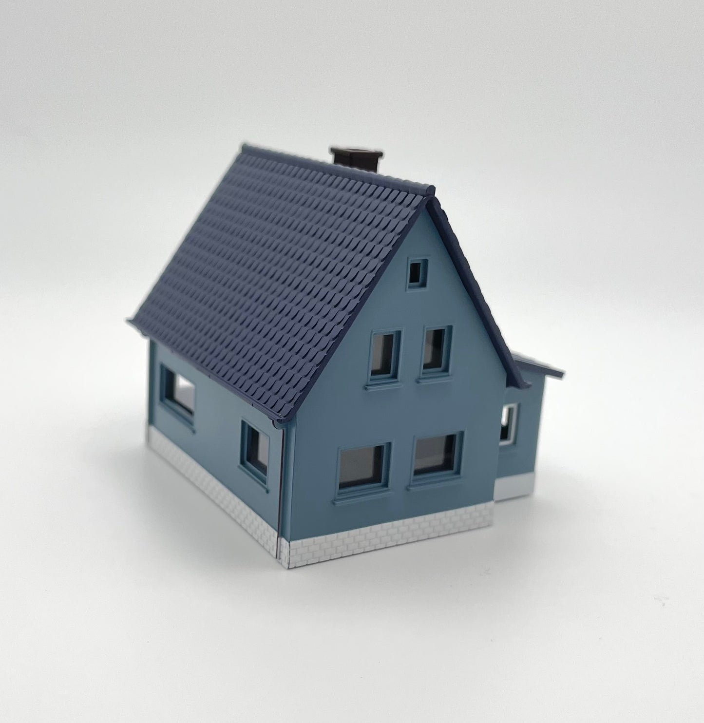 N Scale Bungalow Blue with Black Roof