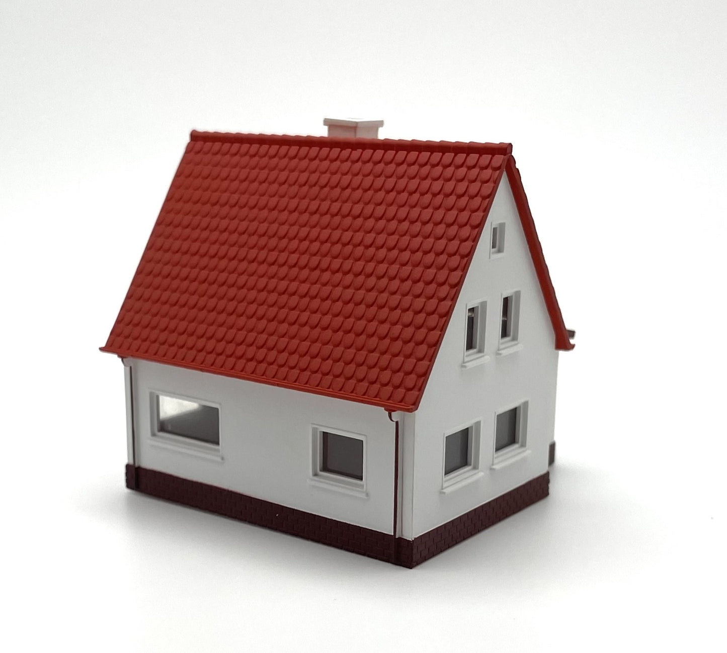 N Scale Bungalow White with Red Roof